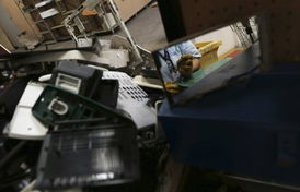 廢棄電子產(chǎn)品回收廠 聚焦通訊器材的環(huán)境挑戰(zhàn)與循環(huán)機(jī)遇